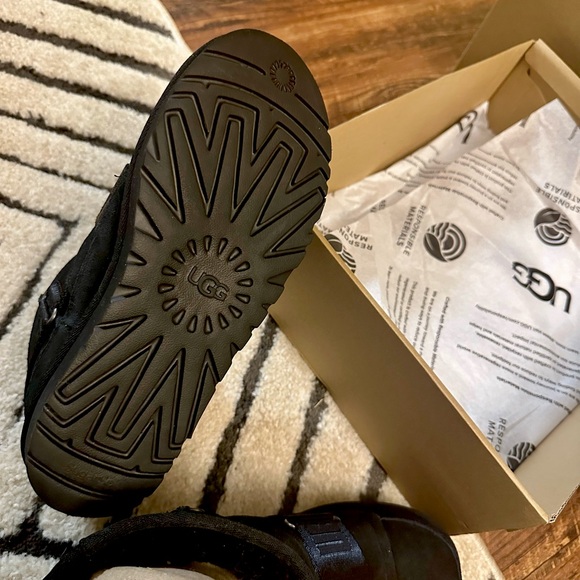 UGG | Classic Ultra Mini Hybrid Boot in Black, size 8 - Picture 3 of 7